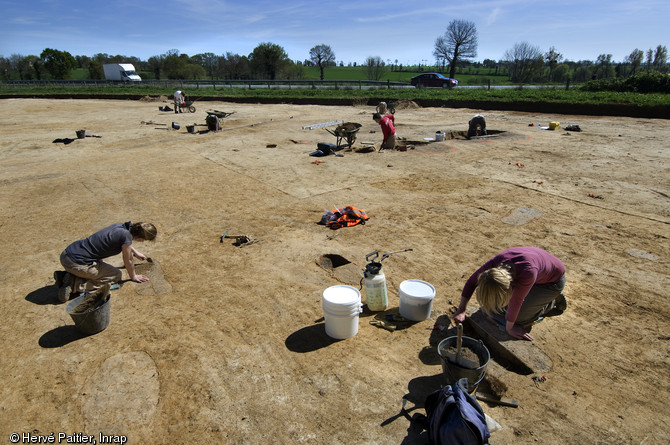 Dégagement de structures archéologiques de l'âge du Bronze à Bédée (Ille-et-Vilaine), 2011.  Plusieurs bâtiments circulaires ou rectangulaires ont été mis au jour. Des activités domestiques, artisanales et agricoles sont attestées. 