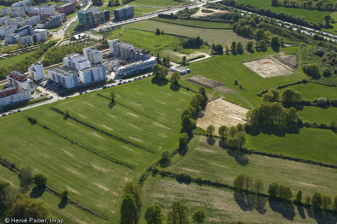 Vue aérienne d'un petit ensemble de bâtiments agricoles gallo-romains découvert en périphérie de Rennes (Ille-et-Vilaine) à l'été 2011.