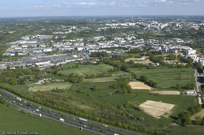 Vue aérienne d'un petit ensemble de bâtiments agricoles gallo-romains découvert en périphérie de Rennes (Ille-et-Vilaine) à l'été 2011.