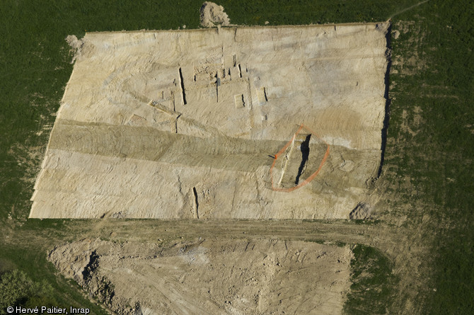 Vue aérienne d'un petit ensemble de bâtiments agricoles gallo-romains, Rennes (Ille-et-Vilaine), 2011.