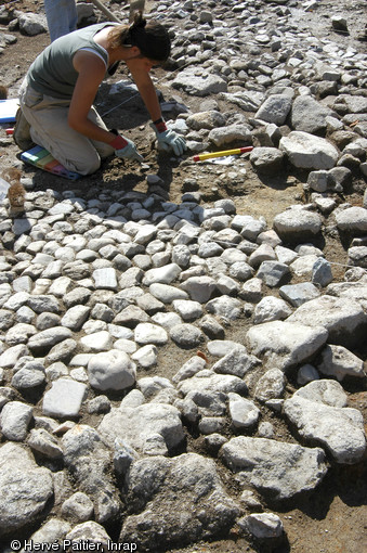 La fouille du site de Kergolvez à Quimper (Finistère) en 2004-2005.  Regroupant une population importante, Kergolvez rassemble un ensemble d’activités artisanales spécialisées et correspond à un vaste centre économique de productions et d’échanges.