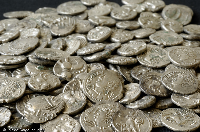 Une partie du dépôt monétaire découvert à Bassing (Moselle) sur le tracé de la LGV Est Lorraine-Alsace, 2010.Le dépôt se compose de 1165 monnaies : 1111 d'argent, 51 de bronze et 3 d'or.  