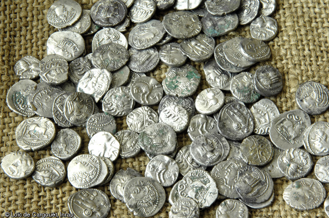 Monnaies gauloises en argent découvertes à Bassing (Moselle), 2010.1111 pièces d'argent ont été mises au jour soit l'équivalent de 2 kg de ce métal.   