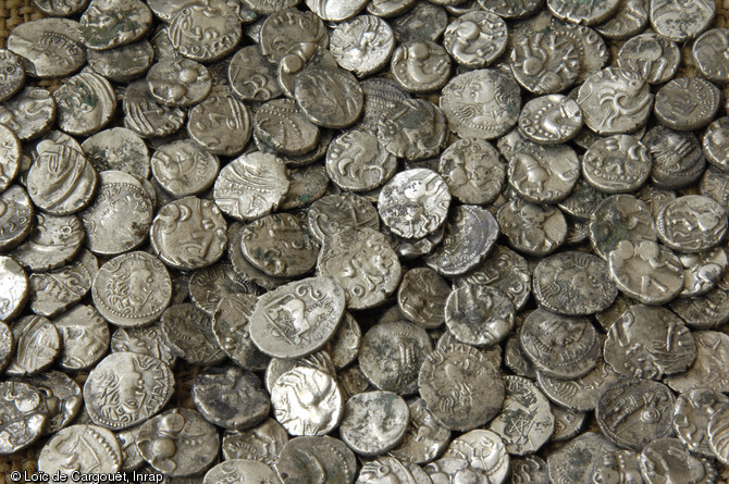 Monnaies gauloises en argent découvertes à Bassing (Moselle) en 2010.Ces deniers gaulois équivalent à un demi-denier, ou quinaire, de la République romaine.   