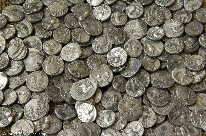 Monnaies gauloises en argent découvertes à Bassing (Moselle) en 2010.Ces deniers gaulois équivalent à un demi-denier, ou quinaire, de la République romaine.   