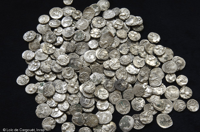 Pièces gauloises en argent découvertes à Bassing (Moselle) en 2010.Ces monnaies proviennent de plusieurs régions de la Gaule. Les trois-quarts d'entre elles ont été émises par des peuples du centre-est : Séquanes de Besançon, Lingons de Langres, Éduens de Bibracte ou d'Autun.   