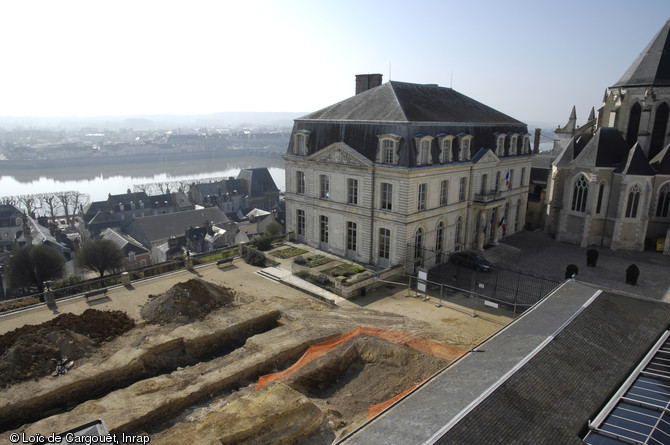 Vue générale de la fouille des terrasses de l'évêché, Blois (Loire-et-Cher), 2011.  En arrière-plan l'actuel hôtel de ville, ancien palais de l'évêché, édifié entre la fin du XVIIe et le début du XVIIIe s. 