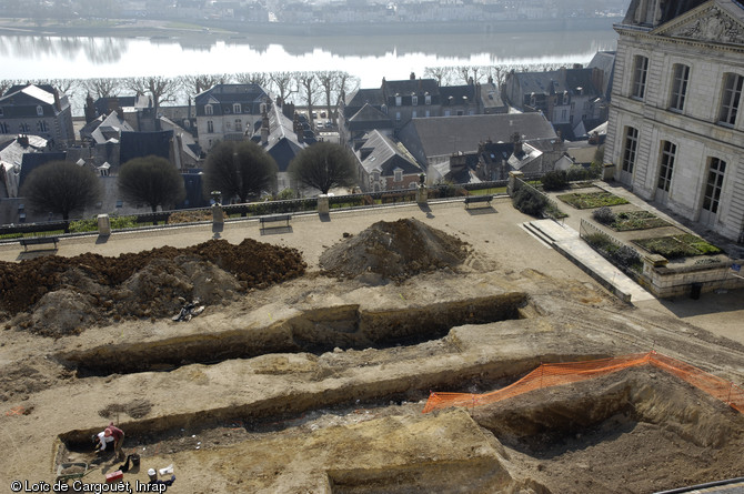 Vue d'ensemble du site des terrasses de l'évêché à Blois (Loire-et-Cher), 2011.  En bas à droite du cliché, on aperçoit un sondage réalisé dans le fossé de l'enceinte médiévale. Au XVIIIe s., pour permettre la construction du palais épiscopal et de ses jardins en terrasse, le mur d’enceinte est abattu, le fossé de ville est comblé, et les maisons qui avaient remplacé le cimetière à l’époque Moderne sont rasées. 