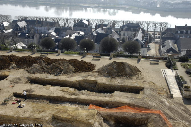 Vue générale du site des terrasses de l'évêché, Blois (Loire-et-Cher), 2011.  Les deux tranchées parallèles au centre de la photo reprennent le tracé d'un ancien diagnostic, elles ne correspondent pas à des structures archéologiques. En arrière-plan, la Loire.  