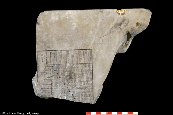 Un des 36 blocs de pierres lithographiques retrouvé rue Marceau à Dijon (Côte-d'Or) en 2011.  Ces pierres présentent des traces, en négatif, de textes et d'éléments graphiques divers. Elles appartenaient à la maison Jobard, une des imprimeries les plus importantes de Dijon à la fin du XIXe s.