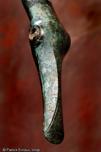 Détail de la tête et du bec du casque-oiseau gaulois découvert en 2004 dans une fosse rituelle sur le sîte des Arènes de Tintignac. Restauration Materia Viva