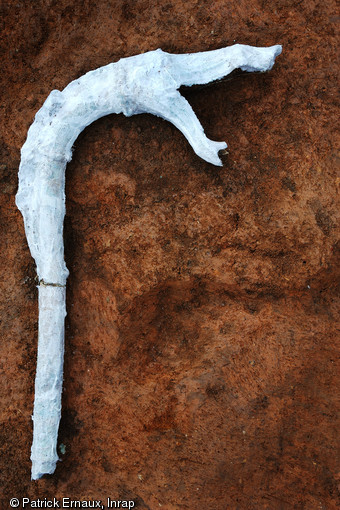 Consolidation sur le terrain avant prélèvement du carnyx (trompette de guerre) de Tintignac en Corrèze. Une résine acrylique imprègne les endroits fragiles et des coques en cyclododécane sont conçues pour maintenir les pièces. Consolidation in situ, Materia Viva