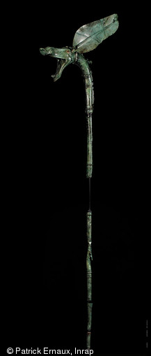 Avec ses 180 cm de haut et 2050 g, le carnyx restauré de Tintignac en Corrèze est la trompette de guerre la plus complète connue à ce jour sur l'ensemble du territoire celtique. Restauration Materia Viva - support Marc Jeanclos