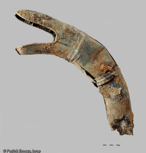 Le carnyx à tête de serpent avant restauration. Un des monstres principaux du répertoire celtique laténien représente un serpent doté de cornes de bélier. Restauration Materia Viva
