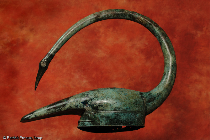 Casque oiseau en bronze (entre le IVe et le IIe s.avant notre ère), découvert dans un dépôt d'objets en bronze sur le site de Tintignac à Naves (Corrèze), 2004  .  D'exceptionnels objets gaulois, carnyx et casques ont été découverts dans une fosse rituelle sur le site.  Restauration Materia Viva