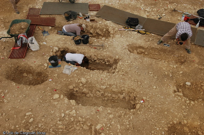 Inhumations mérovingiennes en cours de fouille et d'enregistrement, nécropole des Boubards à Saint-Germain-du-Puy (Cher), 2011.