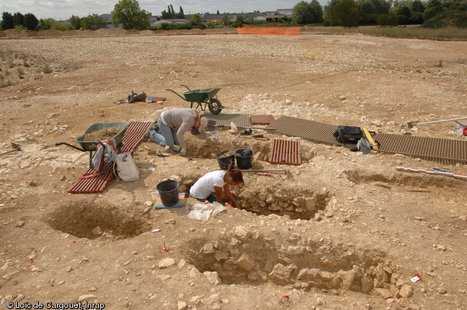 Vue générale de la nécropole mérovingienne des Boubards à Saint-Germain-du-Puy (Cher) sur le tracé de la rocade Nord-Est de Bourges, 2011. 