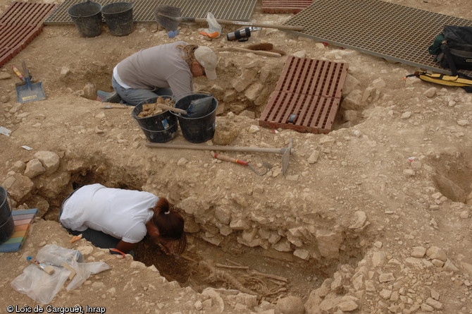 Deux sépultures primaires (inhumation en un seul temps) individuelles (un individu par tombe) en cours de fouille sur la nécropole des Boubards à Saint-Germain-du-Puy (Cher), 2011. 
