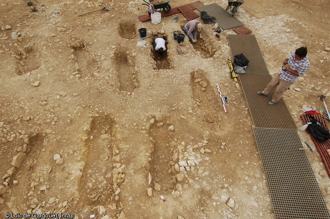 Vue des deux types de tombes (inhumations en fosses simples ou présentant un coffrage sommaire) présents sur la nécropole mérovingienne des Boubards à Saint-Germain-du-Puy (Cher), 2011. 