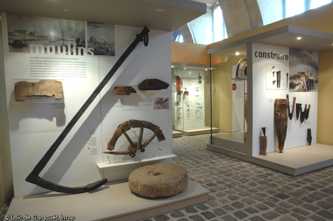   L'exposition présentée au Musée de la marine de Loire nous entraîne dans une histoire aux temps multiples, de l'amont vers l'aval, du dessus au dessous, à la découverte d'une Loire sensible et méconnue. Le visiteur plonge littéralement au cœur des vestiges engloutis, à la découverte du travail des archéologues.     