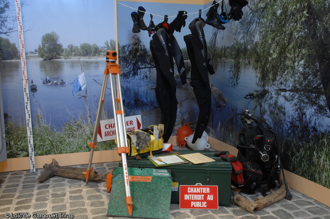   L'exposition présentée au Musée de la marine de Loire nous entraîne dans une histoire aux temps multiples, de l'amont vers l'aval, du dessus au dessous, à la découverte d'une Loire sensible et méconnue. Le visiteur plonge littéralement au cœur des vestiges engloutis, à la découverte du travail des archéologues.     