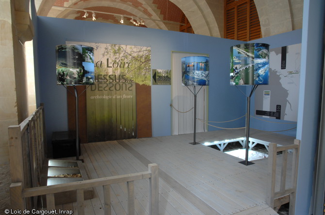   L'exposition présentée au Musée de la marine de Loire nous entraîne dans une histoire aux temps multiples, de l'amont vers l'aval, du dessus au dessous, à la découverte d'une Loire sensible et méconnue. Le visiteur plonge littéralement au cœur des vestiges engloutis, à la découverte du travail des archéologues.     