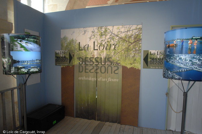   L'exposition présentée au Musée de la marine de Loire nous entraîne dans une histoire aux temps multiples, de l'amont vers l'aval, du dessus au dessous, à la découverte d'une Loire sensible et méconnue. Le visiteur plonge littéralement au cœur des vestiges engloutis, à la découverte du travail des archéologues.     