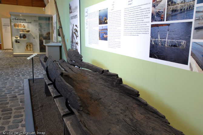   L'exposition présentée au Musée de la marine de Loire nous entraîne dans une histoire aux temps multiples, de l'amont vers l'aval, du dessus au dessous, à la découverte d'une Loire sensible et méconnue. Le visiteur plonge littéralement au cœur des vestiges engloutis, à la découverte du travail des archéologues.     