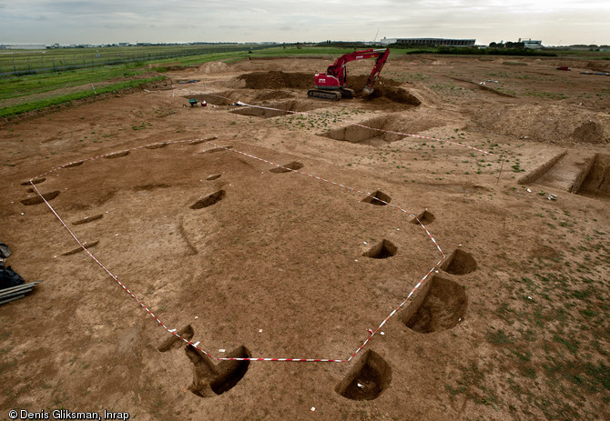 Trous de poteaux formant l'armature d'un des bâtiments de la ferme gauloise, IIe-Ier s. avant notre ère, Wissous (Essonne), 2011.  D'une superficie au sol d'environ 200 m2, le bâtiment présente une forme allongée arrondie aux extrémités. Le diamètre des poteaux suggère la présence d'au moins un étage. 