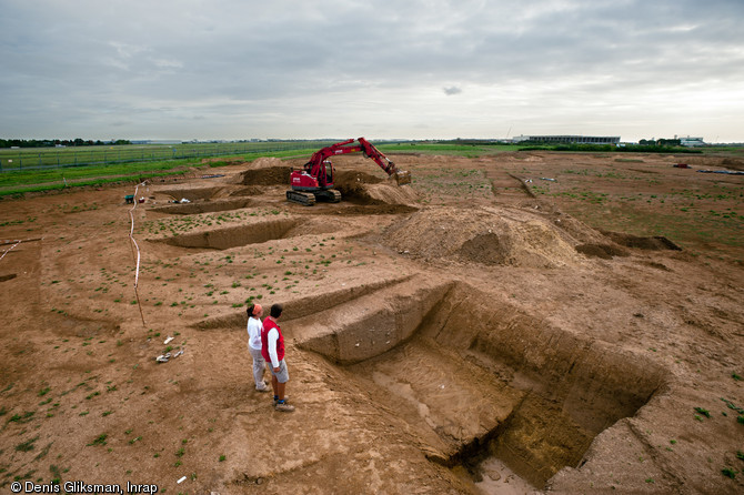 Fossé délimitant la ferme gauloise, IIe s. avant notre ère, Wissous (Essonne), 2011.  La fouille mécanique du fossé a livré du matériel en abondance (objets métalliques, amphores vinaires provenant d'Italie...) qui témoigne de la richesse de cet établissement gaulois. 