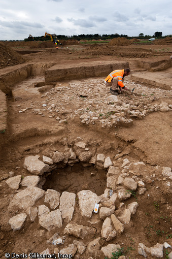 Puits empierré de la ferme gauloise de Wissous (Essonne), IIe-Ier s. avant notre ère, 2011.  L'absence de cours d'eau à proximité de l'établissement a obligé ses occupants à creuser de nombreux puits (la fouille en a révélé quatre).