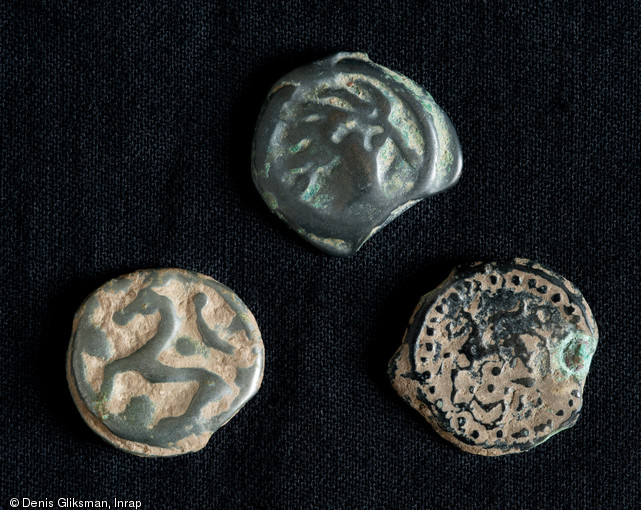 Trois potins gaulois (monnaies coulées et non frappées), alliage cuivreux, IIe s. avant notre ère, Wissous (Essonne), 2011.  Le cheval et le guerrier (dit  tête d'Indien ) sont des thèmes récurrents du monnayage parisii. 