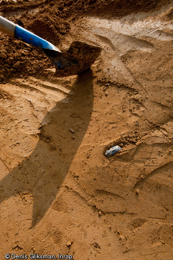 Découverte d'une lame en silex du Paléolithique supérieur (30 000 ans avant notre ère), Havrincourt (Pas-de-Calais), 2011.  La disposition de ces artefacts permet d'étudier l'organisation territoriale des groupes humains ayant fréquenté le site (degré de planification et répartition spatiale des activités, récurrence d'occupation...). 