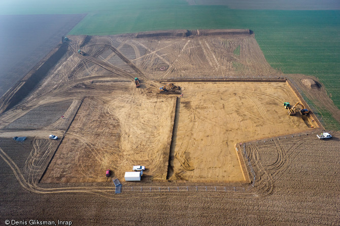 Décapage de la terre végétale et des premières couches de limon, site paléolithique d'Havrincourt (Pas-de-Calais), 2011.  Exceptionnel sur de si grandes surfaces (6000 m2) et à de telles profondeurs (jusqu'à 6 m), le décapage a permis d’identifier deux niveaux d’occupation datant approximativement de 50 000 ans pour le plus ancien, et d’environ 30 000 ans pour le plus récent. 