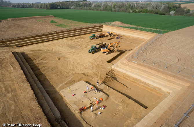 Décapage sur le site paléolithique d'Havrincourt (Pas-de-Calais), 2010.  Au premier plan, fouille manuelle d'un niveau datant du Paléolithique supérieur ; au second plan, fouille mécanisée d'un niveau datant du Paléolithique moyen qui a révélé une occupation néandertalienne. 