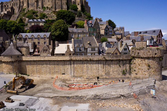 Le mur de fortification tourné vers la grève du Mont-Saint-Michel (Manche), 2011.  Cette courtine reliant les tours de l'Arcade (à gauche) et de la Liberté (à droite) a été érigée vers 1441. La tour Denis (dont les vestiges sont visibles au centre de la photo) est construite sur le tracé de la courtine vers 1479. Elle sera définitivement détruite en 1732. 