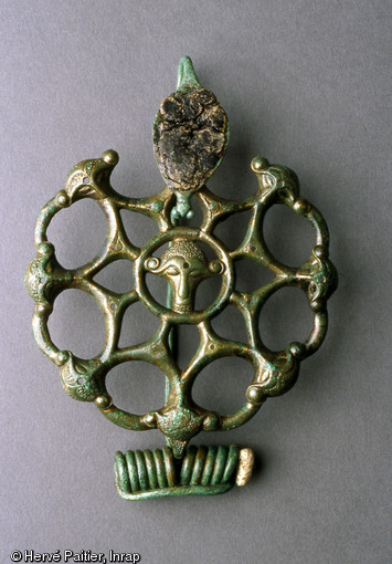 Fibule ajourée en bronze et corail découverte dans la sépulture d'une princesse gauloise à Orainville (Aisne), datée des années 300-275 avant notre ère, 2007. 
