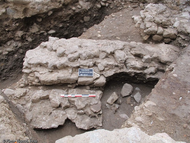 Vue d'une rangée de gradins de l'odéon de Valence (Drôme), Ier s. de notre ère, 2011.  Cet édifice de spectacle, découvert sous le palais épiscopal, est interprété comme un odéon et non comme un théâtre car il présente des dimensions très réduites (35m de diamètre) ce qui facilite sa couverture. De plus, un théâtre est déjà connu au Nord-Ouest de la ville. 