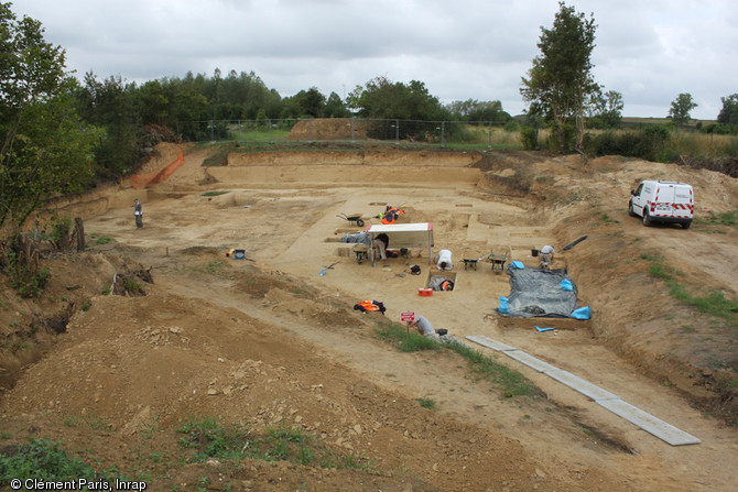 Vue générale de la fouille de la ZAC Renancourt à Amiens (Picardie), 2010.  Une zone de vestiges attribuables au Paléolithique supérieur ancien a été dégagée sur une surface d'environ 700 m2. Les sondages réalisés autour de l'emprise laissent penser que le gisement s'étendait sur 5000 m2. 