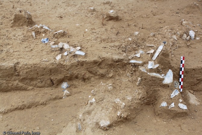 Amas de débitage en cours de fouille provenant d'un gisement du Paléolithique supérieur ancien, ZAC Renancourt, Amiens (Picardie), 2011.  Une importante industrie lithique a été mise en évidence, tournée vers la production de lames. 