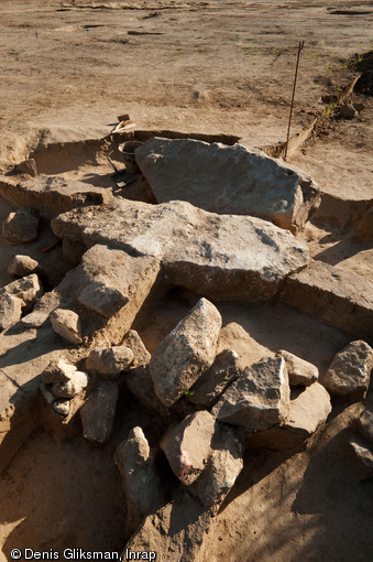 Deux orthostates (blocs de pierre) découverts dans une fosse ovale isolée à Champagne-sur-Oise (Val-d'Oise), 2011. Ce sont les premiers menhirs découverts en Île-de-France en contexte d'archéologie préventive. Erigés entre le Ve et le IVe millénaire avant notre ère, ils ont été abattus dès le Néolithique récent (seconde moitié du IIIe millénaire). 