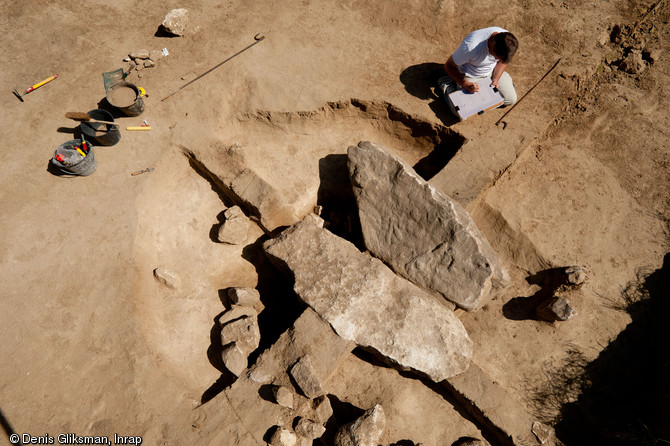 Relevé stratigraphique des menhirs abattus de Champagne-sur-Oise (Val-d'Oise), Ve-IVe millénaire avant notre ère, 2011.  Bien que le matériel trouvé dans la fosse abritant les orthostates ne donne pas d'informations sur la période d'abattage des blocs, des parallèles dans d'autres régions (Belz, Locmariaquer) permettent de penser qu'ils ont été abattus au Néolithique récent. 