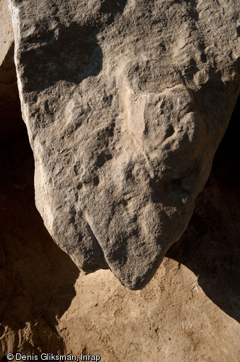 Extrêmité d'un des deux menhirs mis au jour à Champagne-sur-Oise (Val-d'Oise), Ve-IVe millénaire avant notre ère, 2011. Ce menhir, en grès stampien, présente des traces de piquetage et de bouchardage.