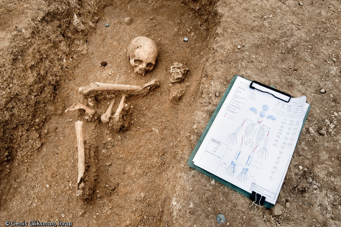 Enregistrement des restes osseux d'une sépulture du haut Moyen Âge, nécropole d'Allonnes (Eure-et-Loir), VIe-Xe siècles, 2011.