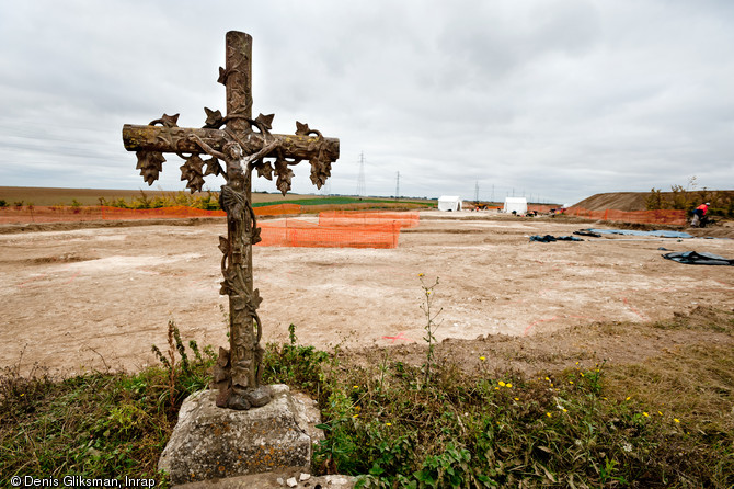 Calvaire à proximité de la chapelle Saint-Sulpice, Allonnes (Eure-et-Loir), 2011.  Ce calvaire marque l'emplacement de la chapelle Saint-Sulpice et de son caveau, mis au jour par la fouille. Erigée probablement aux alentours du XIIIe siècle, la chapelle aurait servi de lieu d'accueil pour des malades. 