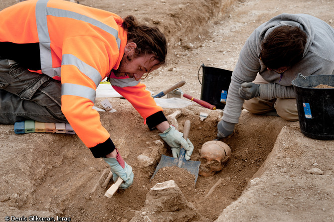 Mise au jour d'une sépulture du haut Moyen Âge, nécropole d'Allonnes (Eure-et-Loir), 2011.  Utilisée entre les VIe et Xe siècles, la nécropole a livré près de 3000 sépultures, un nombre considérable pour l'époque. 