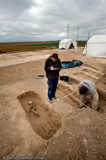 Relevé d'une inhumation. Nécropole du haut Moyen Âge, VIe-Xe siècles, Allonnes (Eure-et-Loir), 2011.