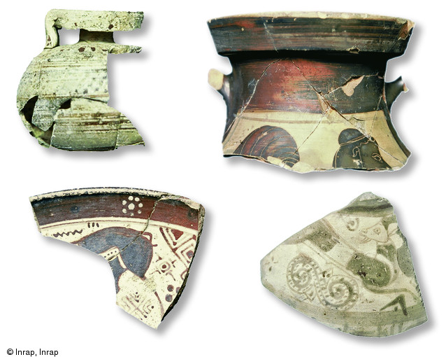 Exemples de céramiques retrouvées sur les plages de Bargemon, témoins de la variété et de l'abondance des importations de la Marseille archaïque, 2005. En haut à gauche une aryballe (petit flacon pour l'huile ou les onguents parfumés) corinthienne du début du VIe s. avant notre ère ; en haut à droite un col d'amphore attique décoré d'un sphinx ou d'une sirène, daté des années 575 - 550 ; en bas à gauche un fragment de plat éolien daté des environs de 600 ; en bas à droite un fragment d'