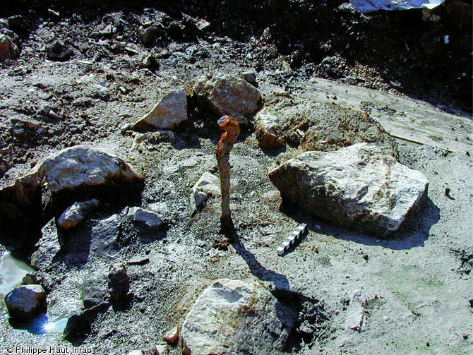 Fiche en fer d'assemblage du poutrage du murus gallicus, Besançon (Doubs), 2001.  La mise au jour d'un segment de fortification rend vraisemblable l'existence d'un rempart épousant le cours du Doubs et cernant l'ensemble de l'agglomération gauloise.   Photo publiée dans le numéro 20 de la revue de l'Inrap <a class= rte-link-ext  href= http://www.inrap.fr/archeologie-preventive/La-Recherche/Archeopages/Numeros-en-ligne/18