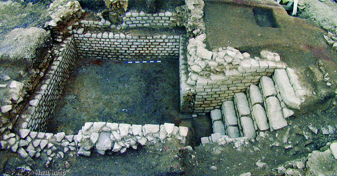 Vue d'une cave d'époque augustéenne (fin du Ier s. avant notre ère), Besançon (Doubs), 2001-2002.  La réalisation de caves maçonnées en sous-sol de certaines maisons est une des premières manifestations de l'introduction de techniques de construction romaines à Vesontio.     Photo publiée dans le numéro 20 de la revue de l'Inrap <a class= rte-link-ext  href= http://www.inrap.fr/archeologie-preventive/La-Recherche/Archeopages/Numeros-en-ligne/18-19-20-2007/Numero-20/Dossier-Naissance-de-la-ville/p-9426-Veson